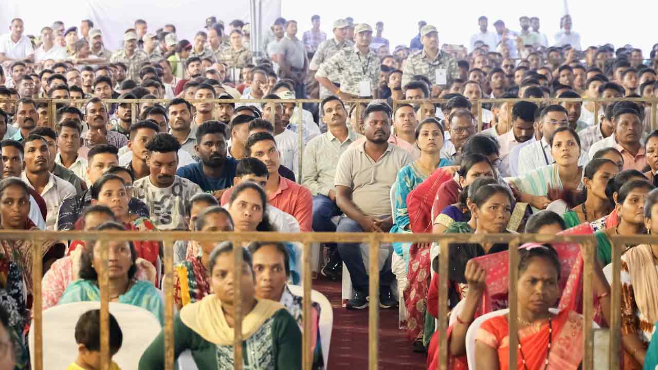 Mallojula Venugopal: మహారాష్ట్ర సీఎం ఎదుట లొంగిపోయిన మావో అగ్రనేత మల్లోజుల బృందం