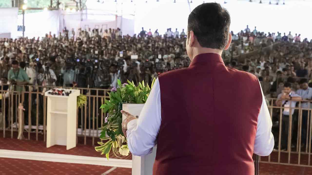 Mallojula Venugopal: మహారాష్ట్ర సీఎం ఎదుట లొంగిపోయిన మావో అగ్రనేత మల్లోజుల బృందం