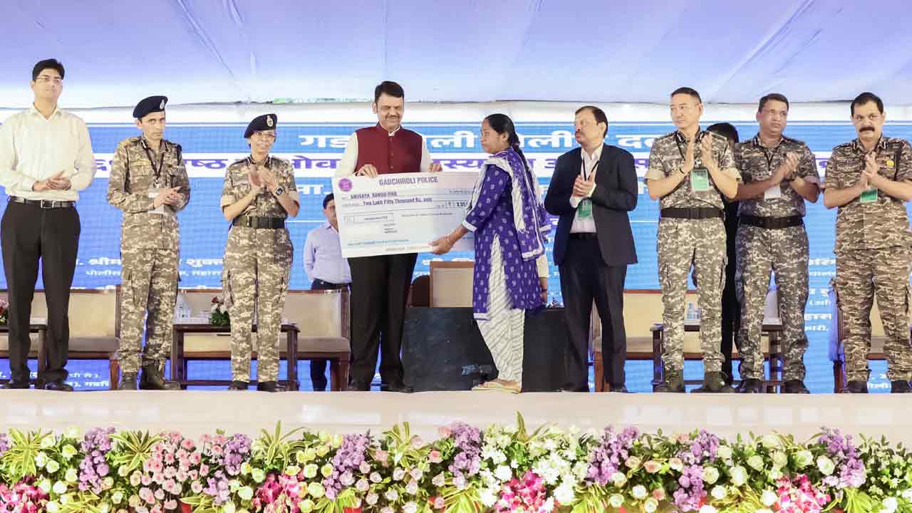 Mallojula Venugopal: మహారాష్ట్ర సీఎం ఎదుట లొంగిపోయిన మావో అగ్రనేత మల్లోజుల బృందం