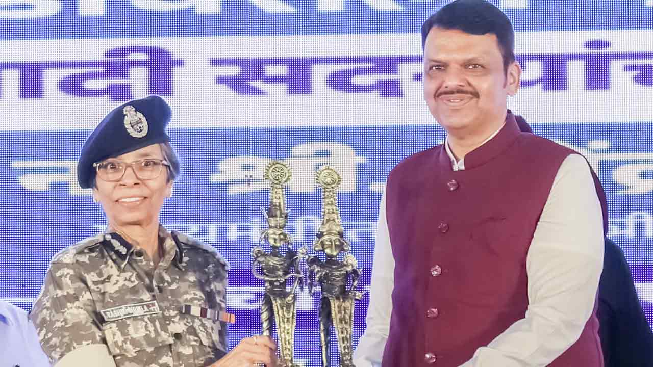 Mallojula Venugopal: మహారాష్ట్ర సీఎం ఎదుట లొంగిపోయిన మావో అగ్రనేత మల్లోజుల బృందం