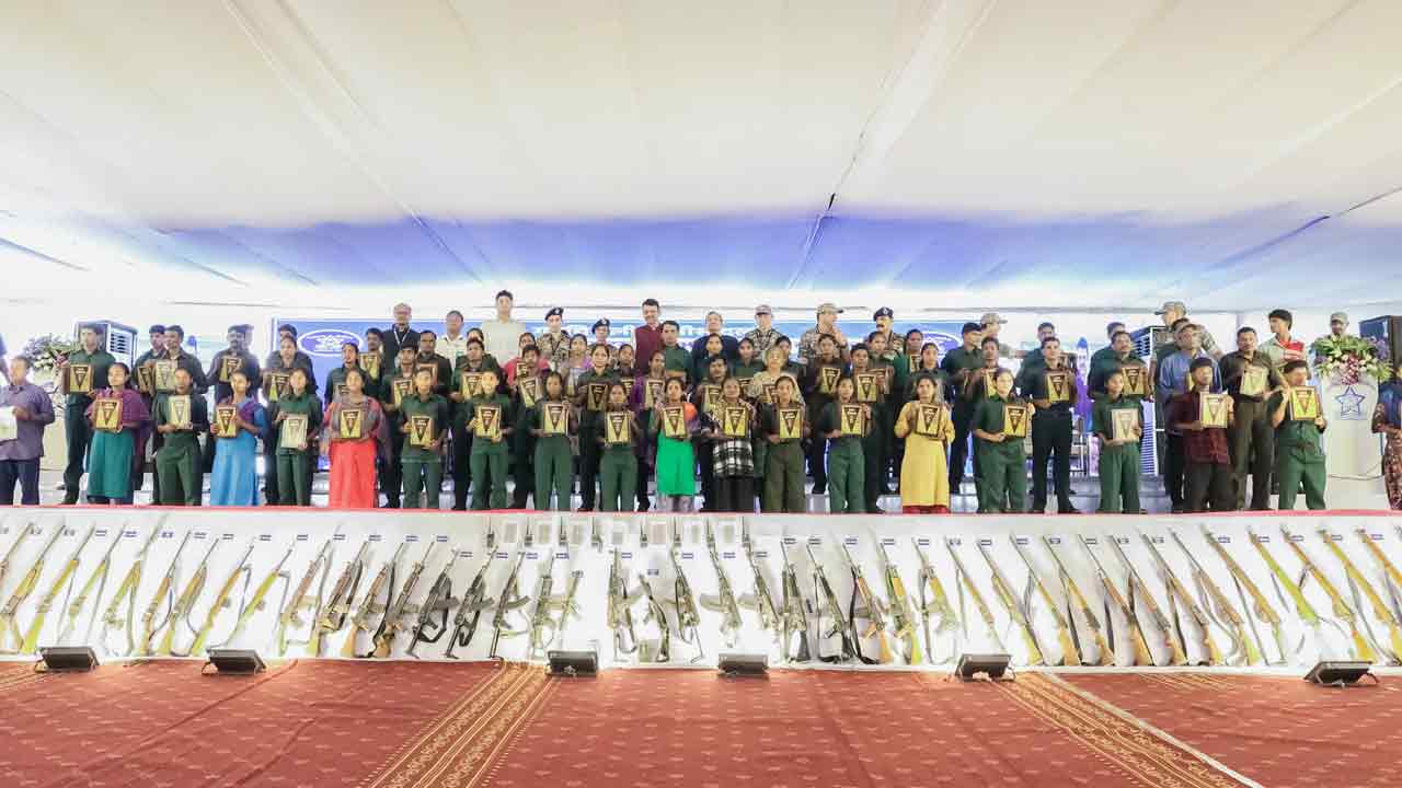 Mallojula Venugopal: మహారాష్ట్ర సీఎం ఎదుట లొంగిపోయిన మావో అగ్రనేత మల్లోజుల బృందం