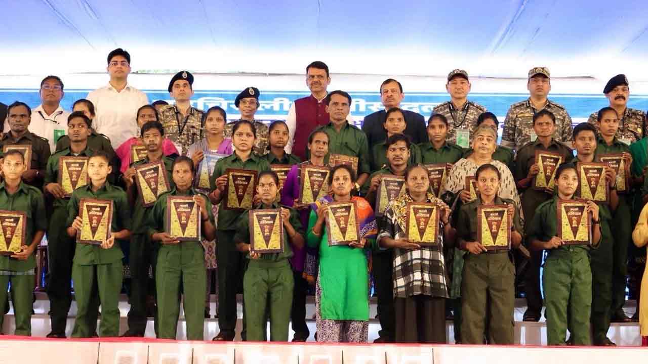 Mallojula Venugopal: మహారాష్ట్ర సీఎం ఎదుట లొంగిపోయిన మావో అగ్రనేత మల్లోజుల బృందం