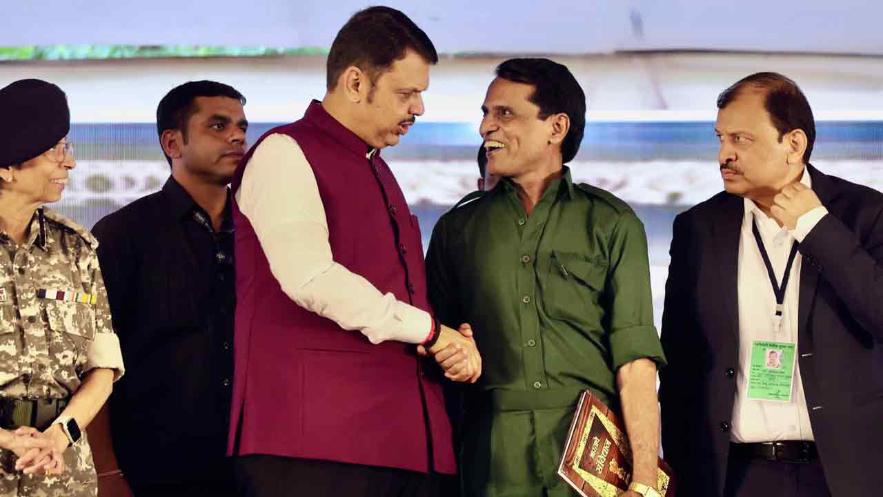 Mallojula Venugopal: మహారాష్ట్ర సీఎం ఎదుట లొంగిపోయిన మావో అగ్రనేత మల్లోజుల బృందం