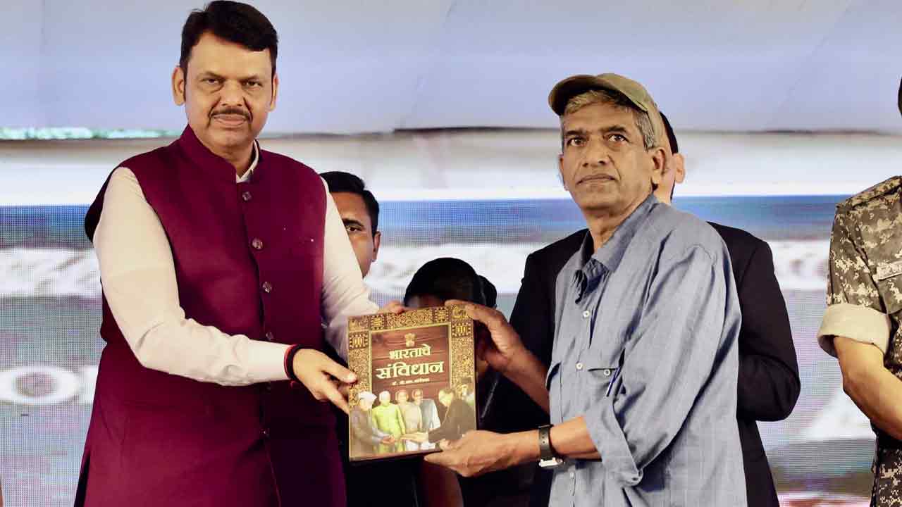 Mallojula Venugopal: మహారాష్ట్ర సీఎం ఎదుట లొంగిపోయిన మావో అగ్రనేత మల్లోజుల బృందం