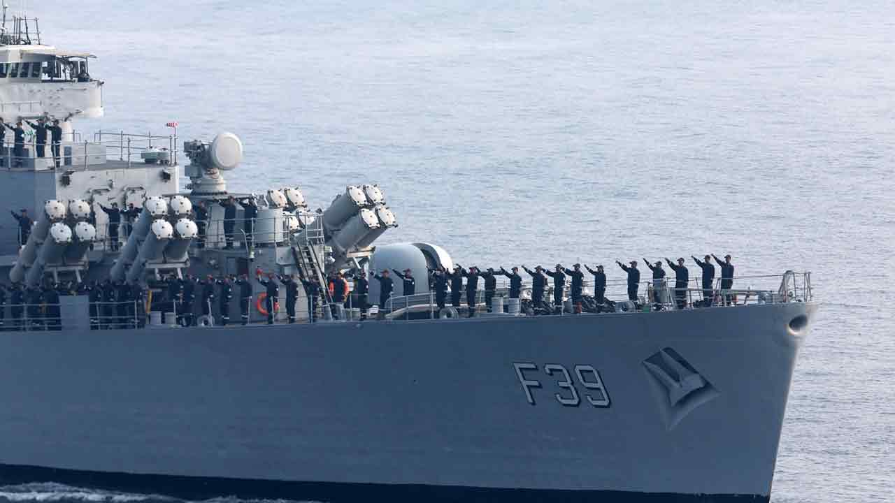 PM Modi-Diwali: ఈ పేరు వింటే పాక్‌కు వణుకే: ‘ఐఎన్‌ఎస్‌ విక్రాంత్‌’పై మోదీ దీపావళి వేడుకలు