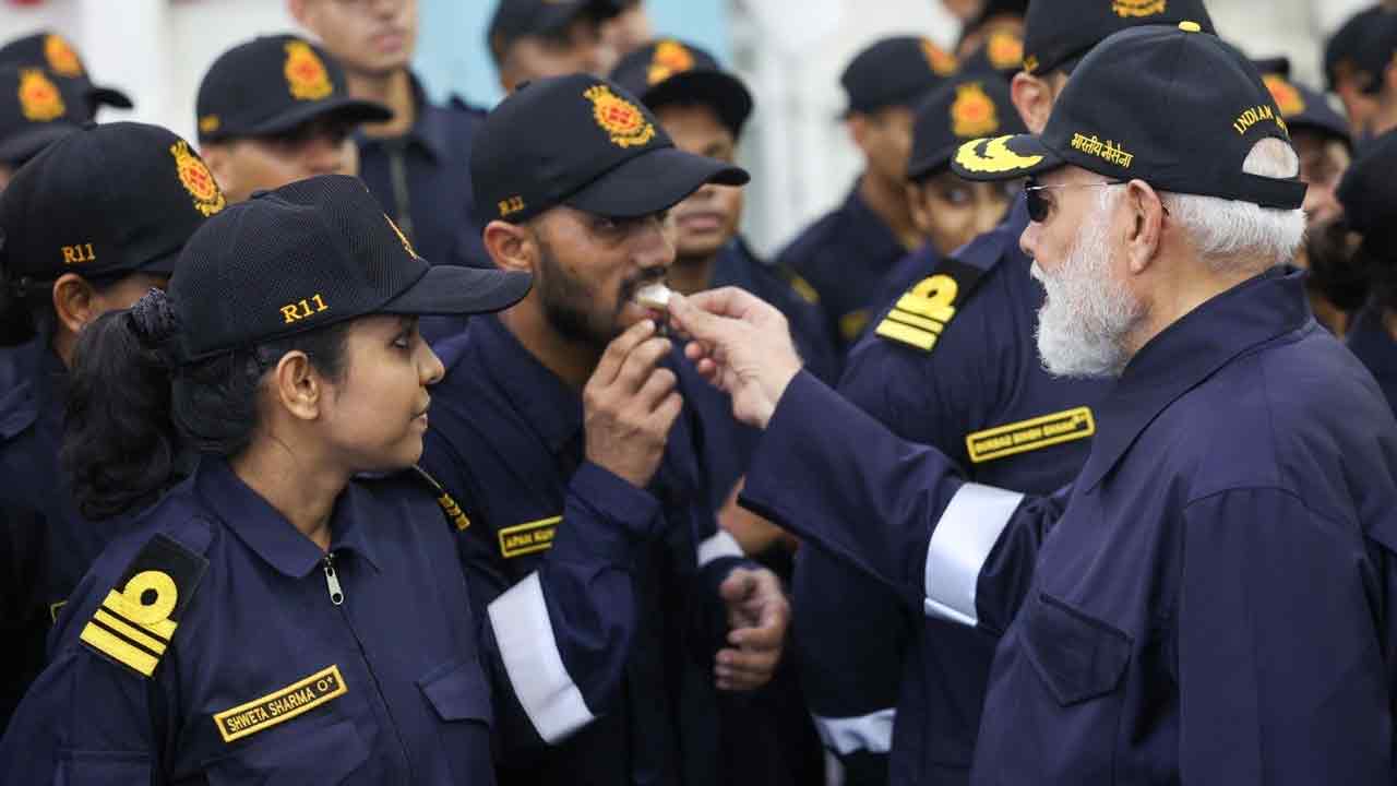 PM Modi-Diwali: ఈ పేరు వింటే పాక్‌కు వణుకే: ‘ఐఎన్‌ఎస్‌ విక్రాంత్‌’పై మోదీ దీపావళి వేడుకలు