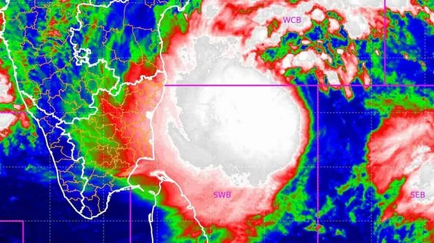 Montha Cyclone Update: ఆంధ్ర తీరం దిశగా దూసుకువస్తోన్న 'మొంథా' తుఫాను