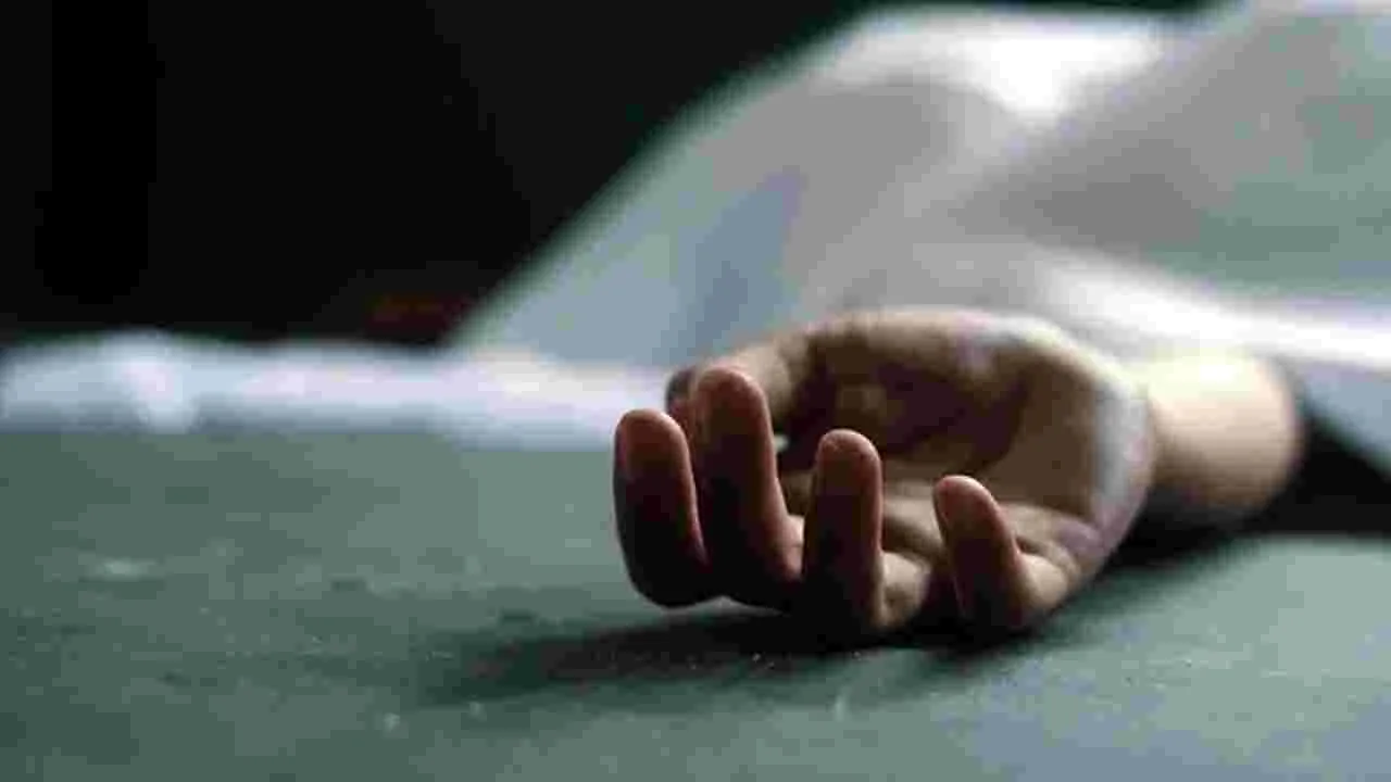 Heartbreaking Incident: ఉరేసుకున్న తల్లి.. కాపాడేందుకు 13 ఏళ్ల బాలుడి యత్నం