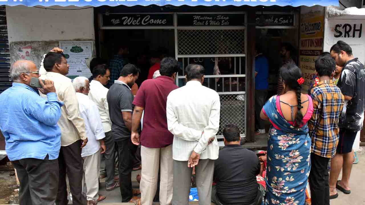 Mutton Shops Full Rush In Hyderabad: మటన్ షాపుల ముందు బారులు తీరిన జనం