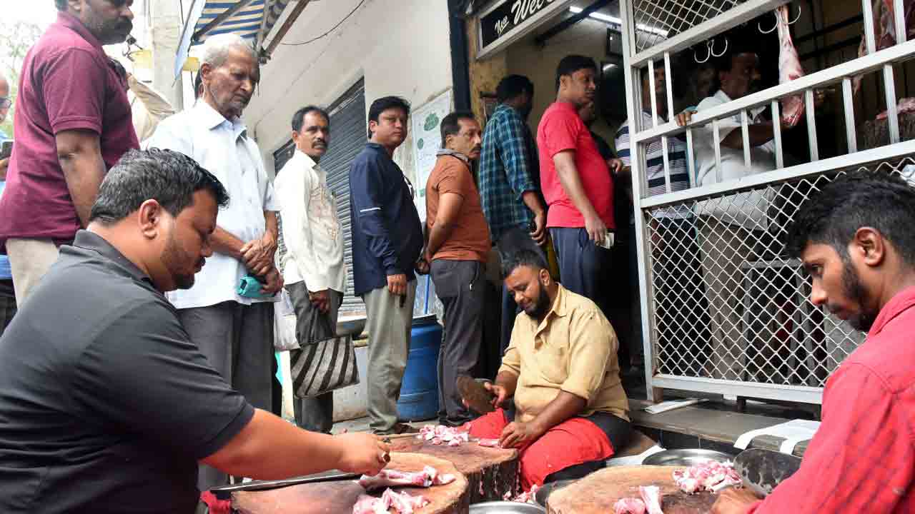 Mutton Shops Full Rush In Hyderabad: మటన్ షాపుల ముందు బారులు తీరిన జనం