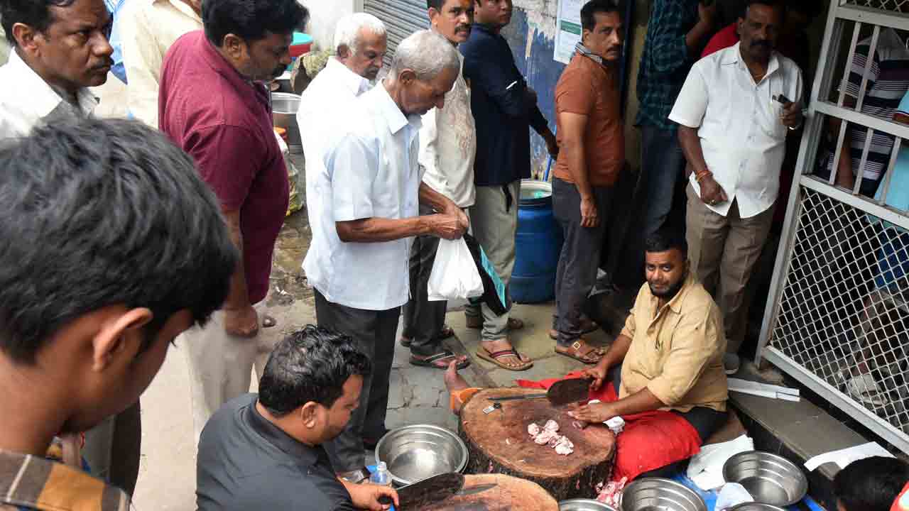 Mutton Shops Full Rush In Hyderabad: మటన్ షాపుల ముందు బారులు తీరిన జనం