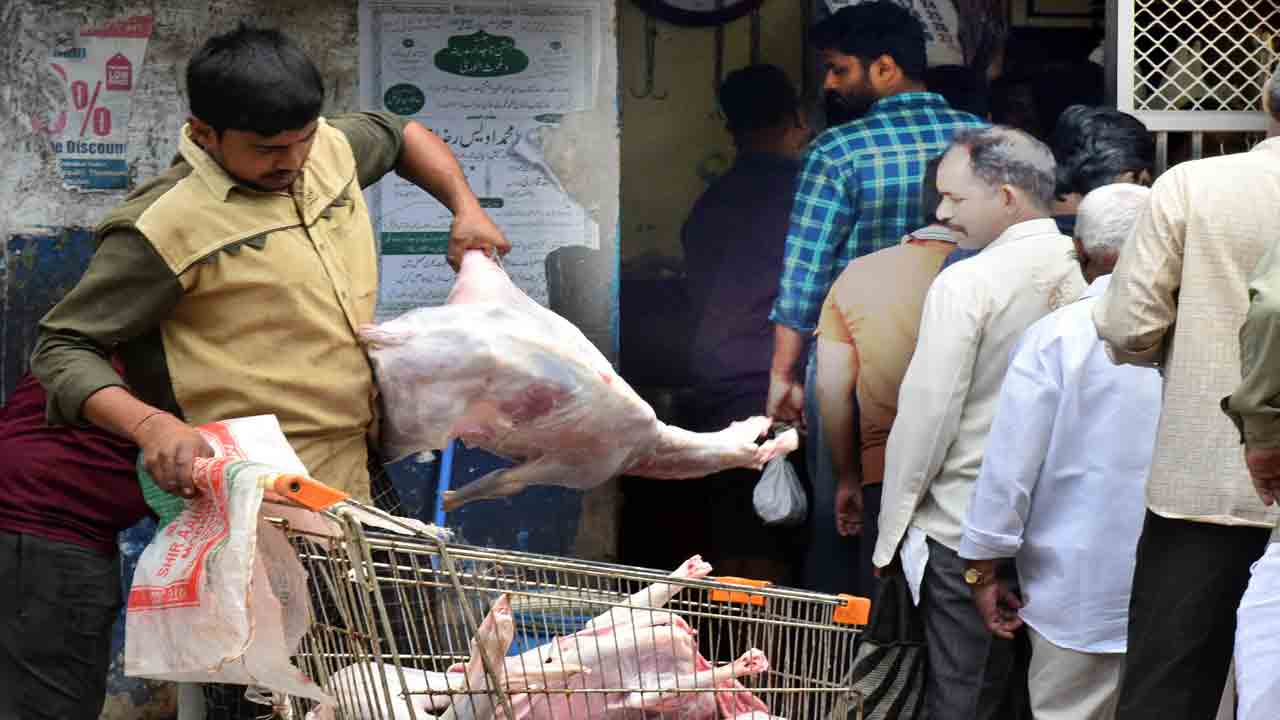 Mutton Shops Full Rush In Hyderabad: మటన్ షాపుల ముందు బారులు తీరిన జనం