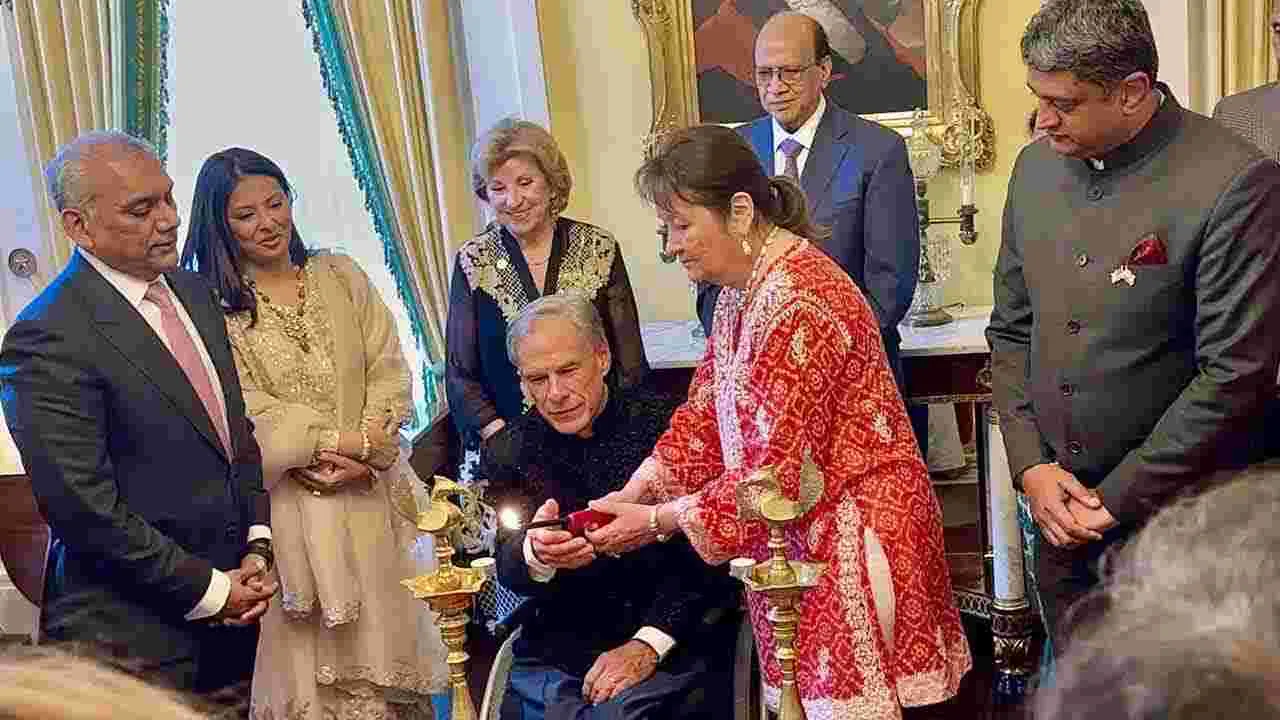 Diwali Celebrations: గవర్నర్ నివాసంలో ఘనంగా దీపావళి వేడుకలు.. హాజరైన ప్రవాసాంధ్రులు