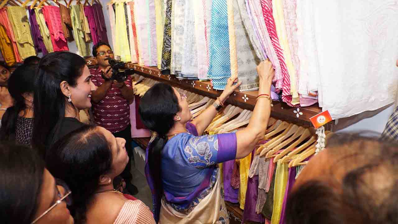  Nara Bhuvaneshwari: ఎన్టీఆర్ స్త్రీ శక్తి హస్తకళా స్టోర్‌‌ని ప్రారంభించిన నారా భువనేశ్వరి