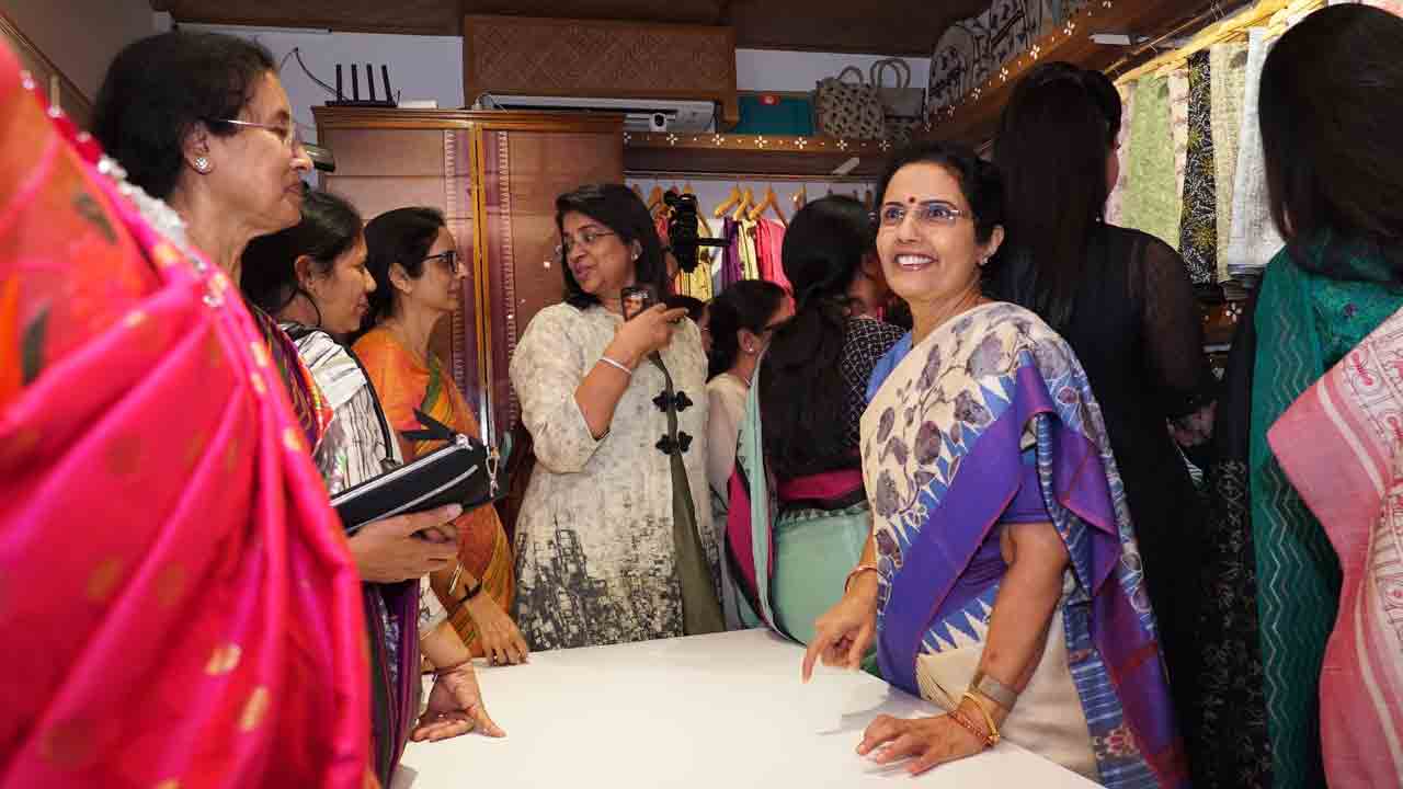  Nara Bhuvaneshwari: ఎన్టీఆర్ స్త్రీ శక్తి హస్తకళా స్టోర్‌‌ని ప్రారంభించిన నారా భువనేశ్వరి