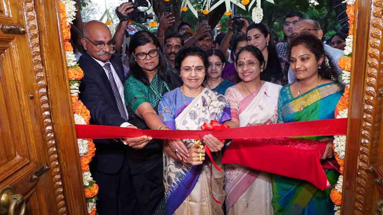  Nara Bhuvaneshwari: ఎన్టీఆర్ స్త్రీ శక్తి హస్తకళా స్టోర్‌‌ని ప్రారంభించిన నారా భువనేశ్వరి