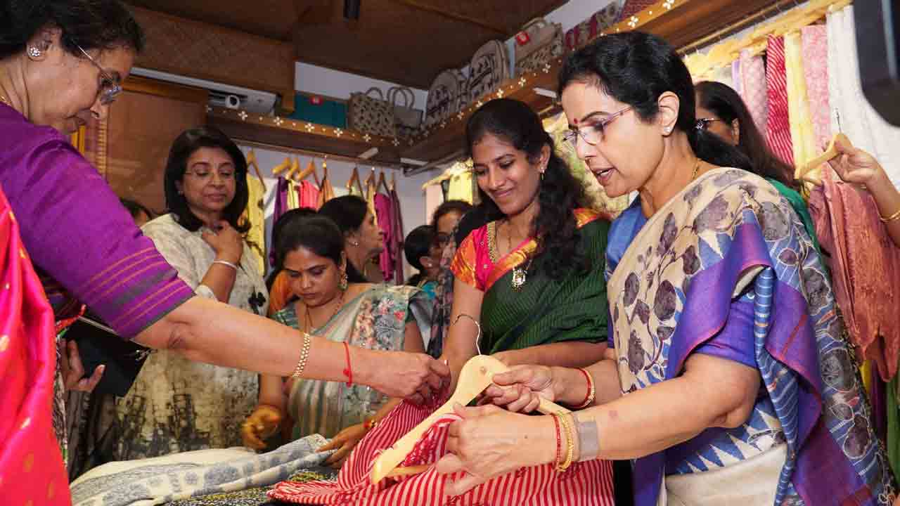  Nara Bhuvaneshwari: ఎన్టీఆర్ స్త్రీ శక్తి హస్తకళా స్టోర్‌‌ని ప్రారంభించిన నారా భువనేశ్వరి