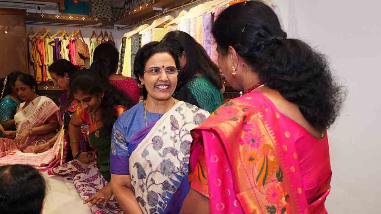  Nara Bhuvaneshwari: ఎన్టీఆర్ స్త్రీ శక్తి హస్తకళా స్టోర్‌‌ని ప్రారంభించిన నారా భువనేశ్వరి