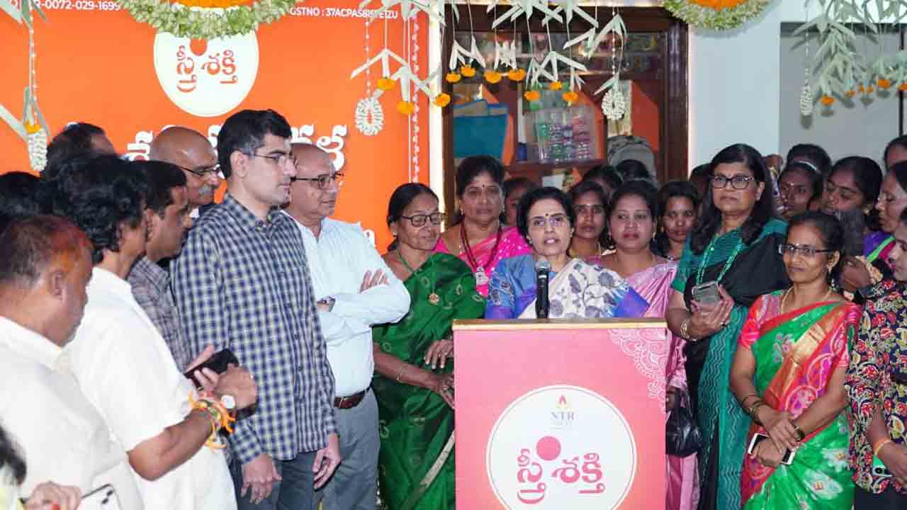  Nara Bhuvaneshwari: ఎన్టీఆర్ స్త్రీ శక్తి హస్తకళా స్టోర్‌‌ని ప్రారంభించిన నారా భువనేశ్వరి