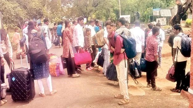 గేటు వద్దే ఆపేశారు..!