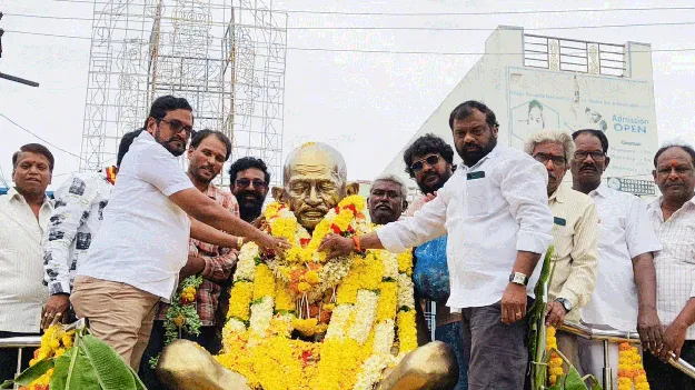 మహాత్మాగాంధీకి ఘన నివాళి  