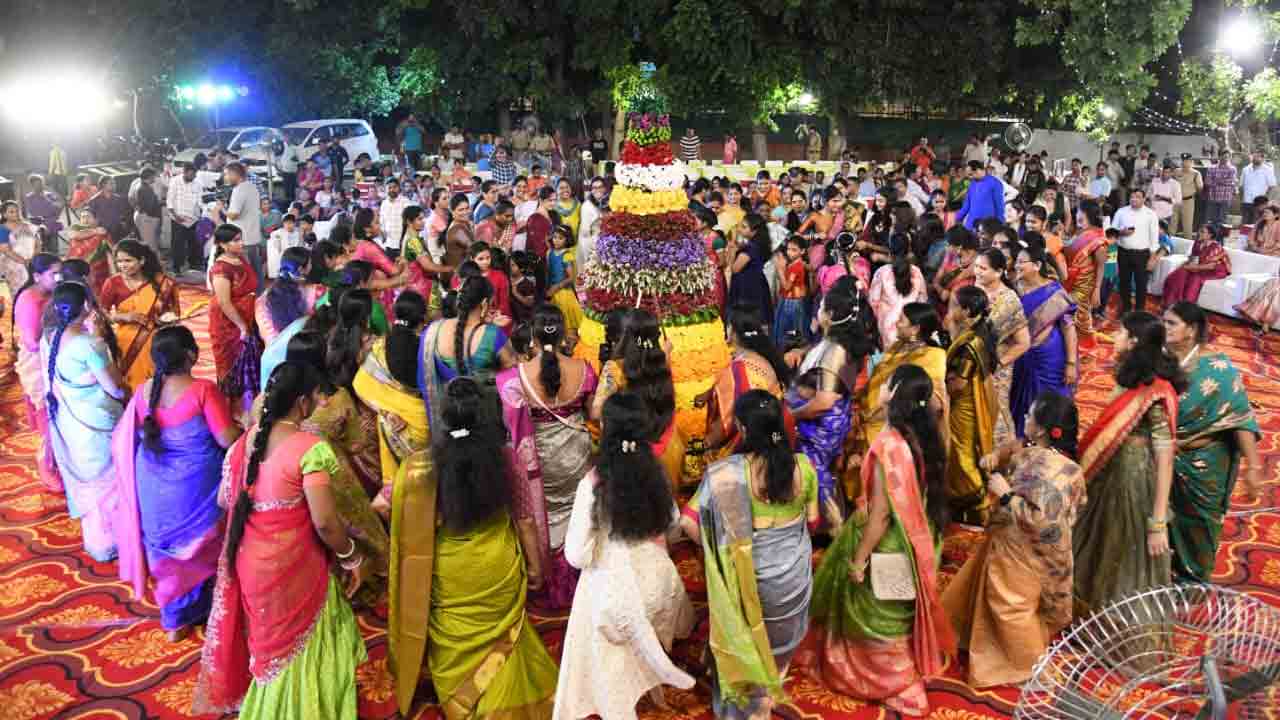 Bathukamma:ఢిల్లీ తెలంగాణ భవన్‌లో వైభవంగా బతుకమ్మ సంబరాలు