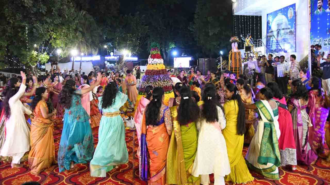 Bathukamma:ఢిల్లీ తెలంగాణ భవన్‌లో వైభవంగా బతుకమ్మ సంబరాలు