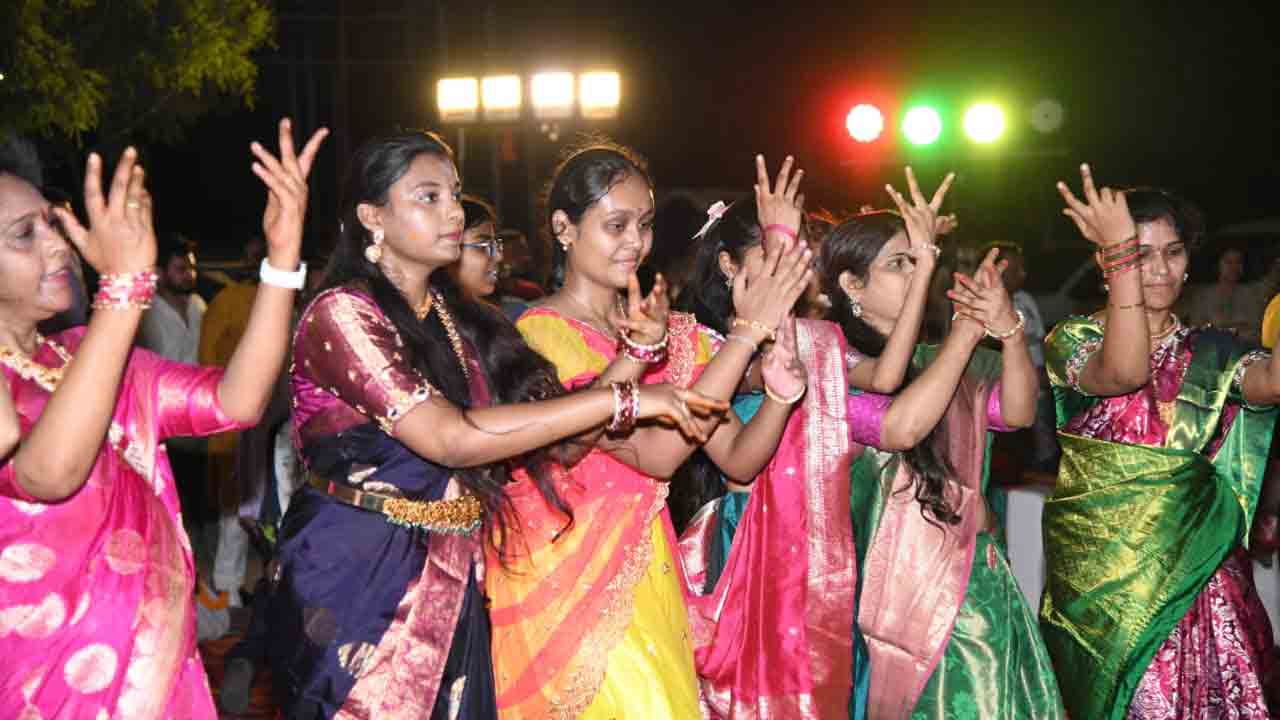 Bathukamma:ఢిల్లీ తెలంగాణ భవన్‌లో వైభవంగా బతుకమ్మ సంబరాలు