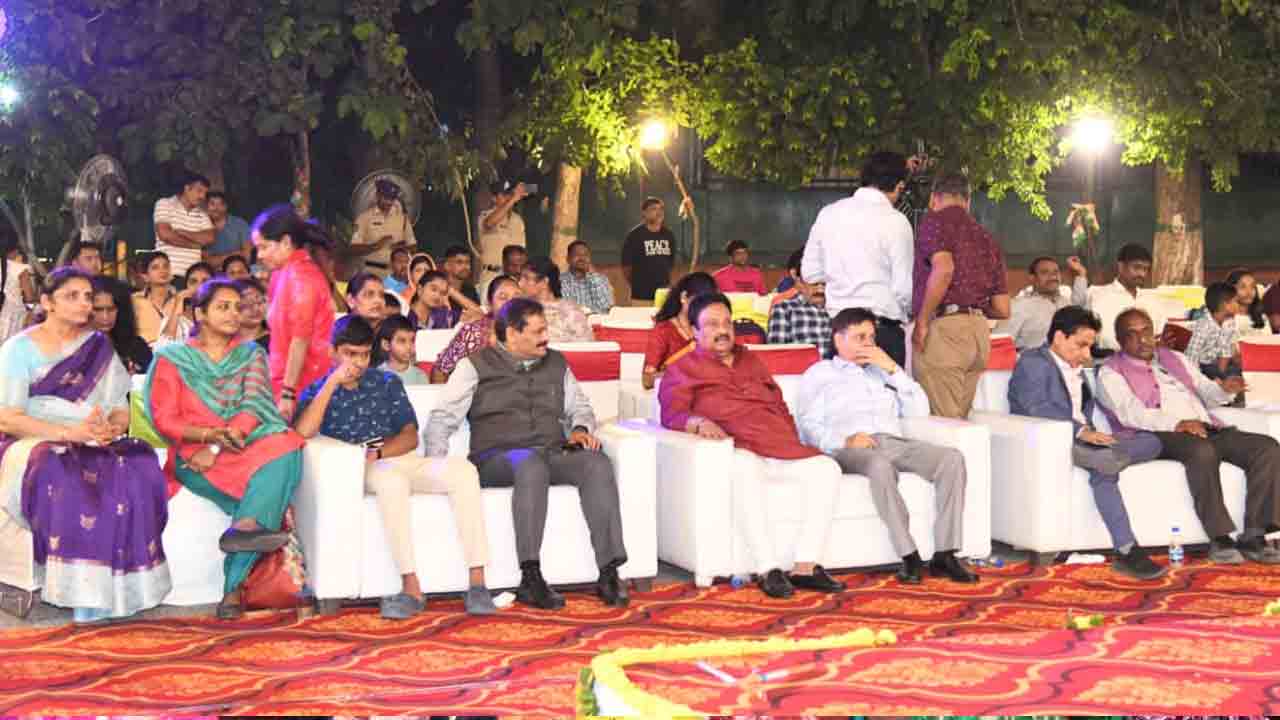 Bathukamma:ఢిల్లీ తెలంగాణ భవన్‌లో వైభవంగా బతుకమ్మ సంబరాలు