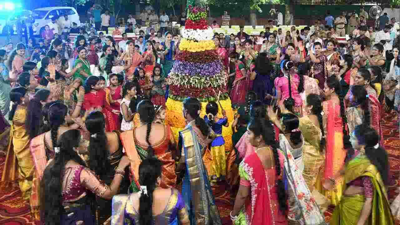 Delhi Telangana Bhavan ON Bathukamma: ఢిల్లీ తెలంగాణ భవన్‌లో ఘనంగా బతుకమ్మ పండుగ సంబరాలు