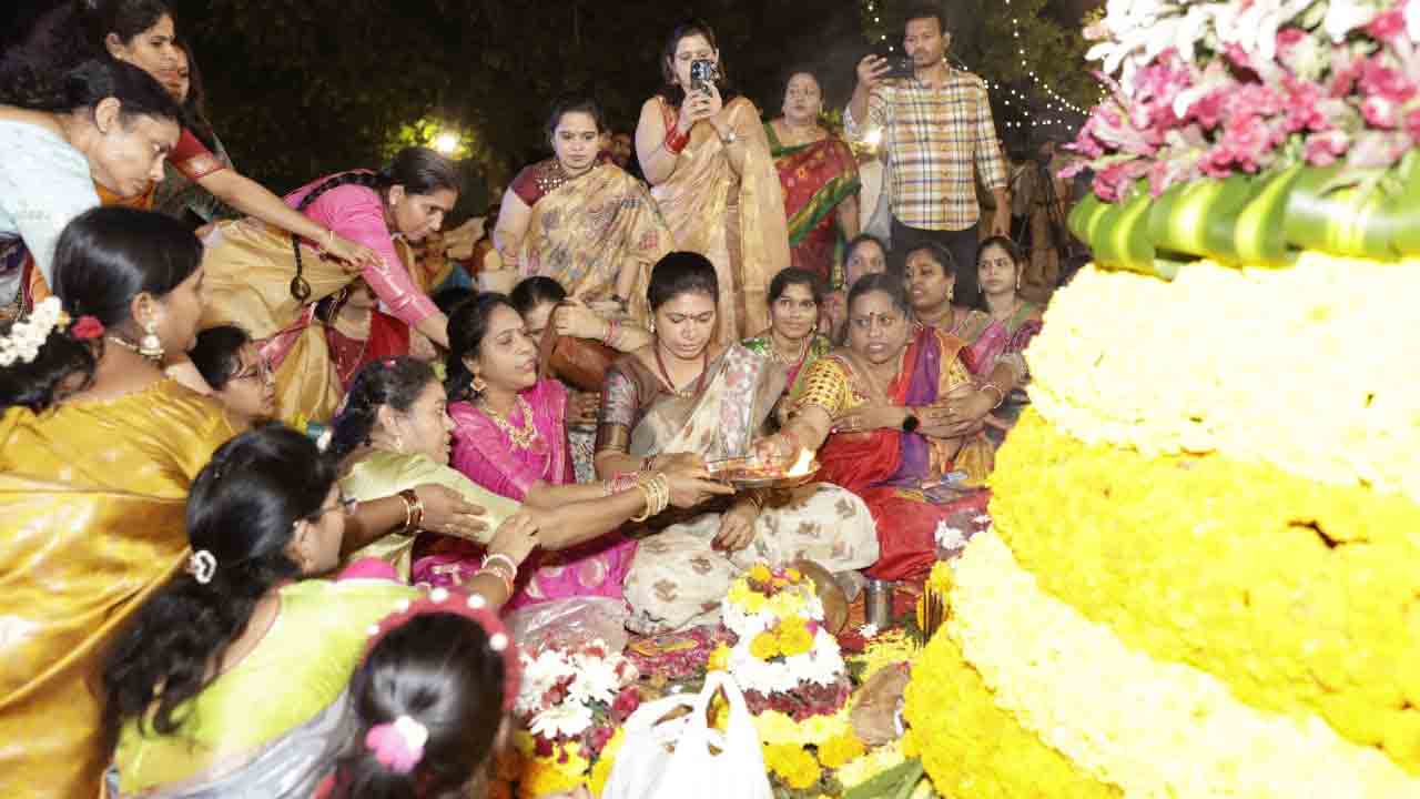 Bathukamma:ఢిల్లీ తెలంగాణ భవన్‌లో వైభవంగా బతుకమ్మ సంబరాలు