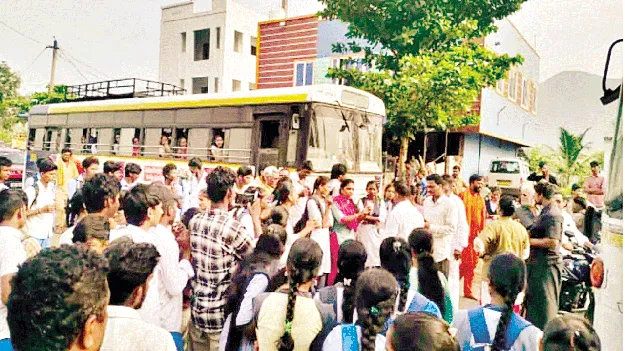 బస్సులు నిలుపుదల చేయాలి