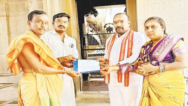 ఉరుకుంద క్షేత్రానికి రూ.లక్ష విరాళం 