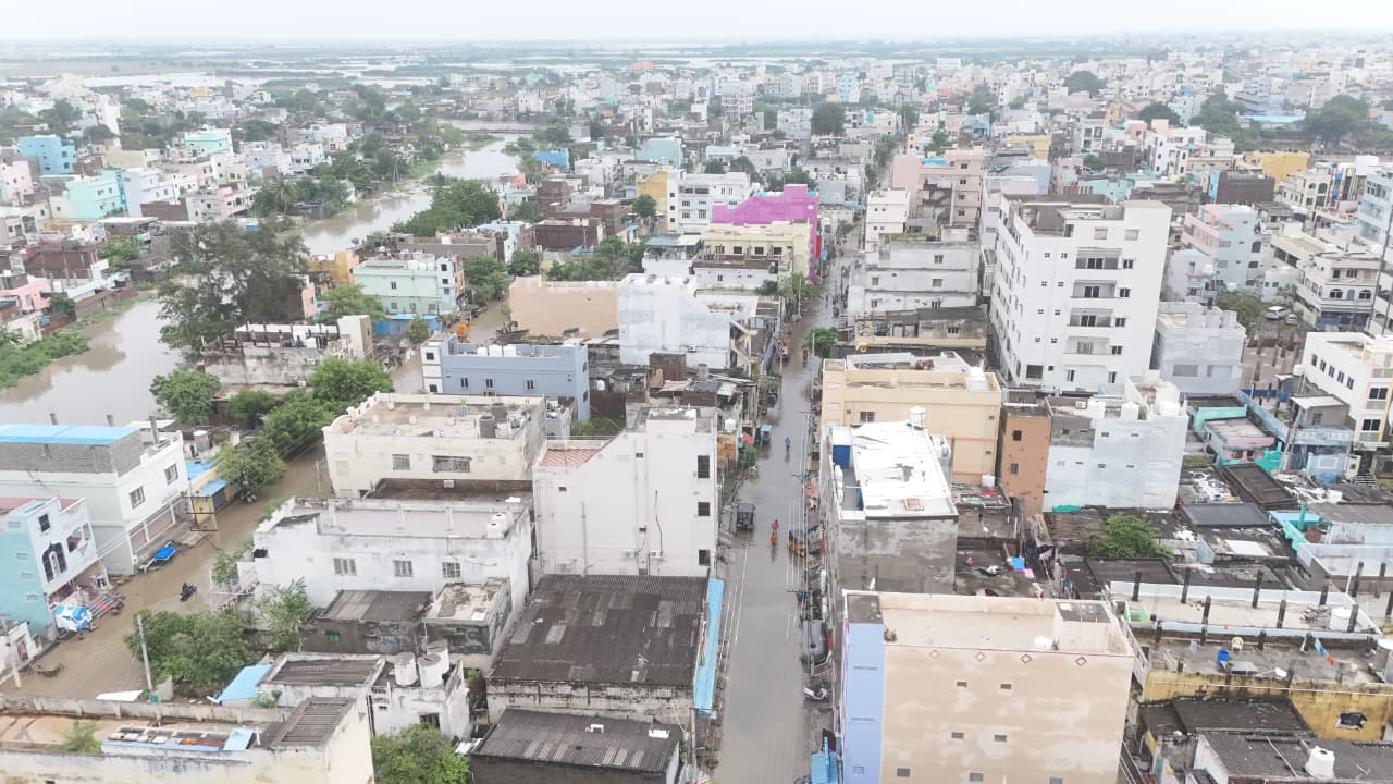 Cyclone Montha: జల దిగ్బంధంలో ఒంగోలు