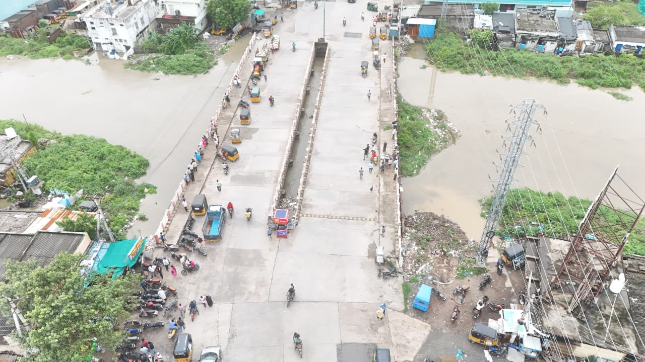 Cyclone Montha: జల దిగ్బంధంలో ఒంగోలు