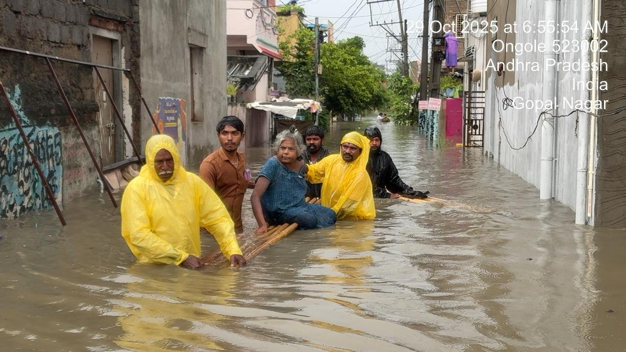 Cyclone Montha: జల దిగ్బంధంలో ఒంగోలు