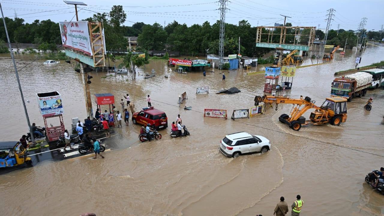 Cyclone Montha: జల దిగ్బంధంలో ఒంగోలు