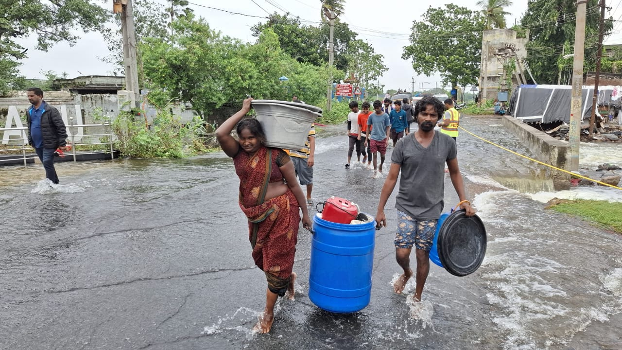 Cyclone Montha: జల దిగ్బంధంలో ఒంగోలు