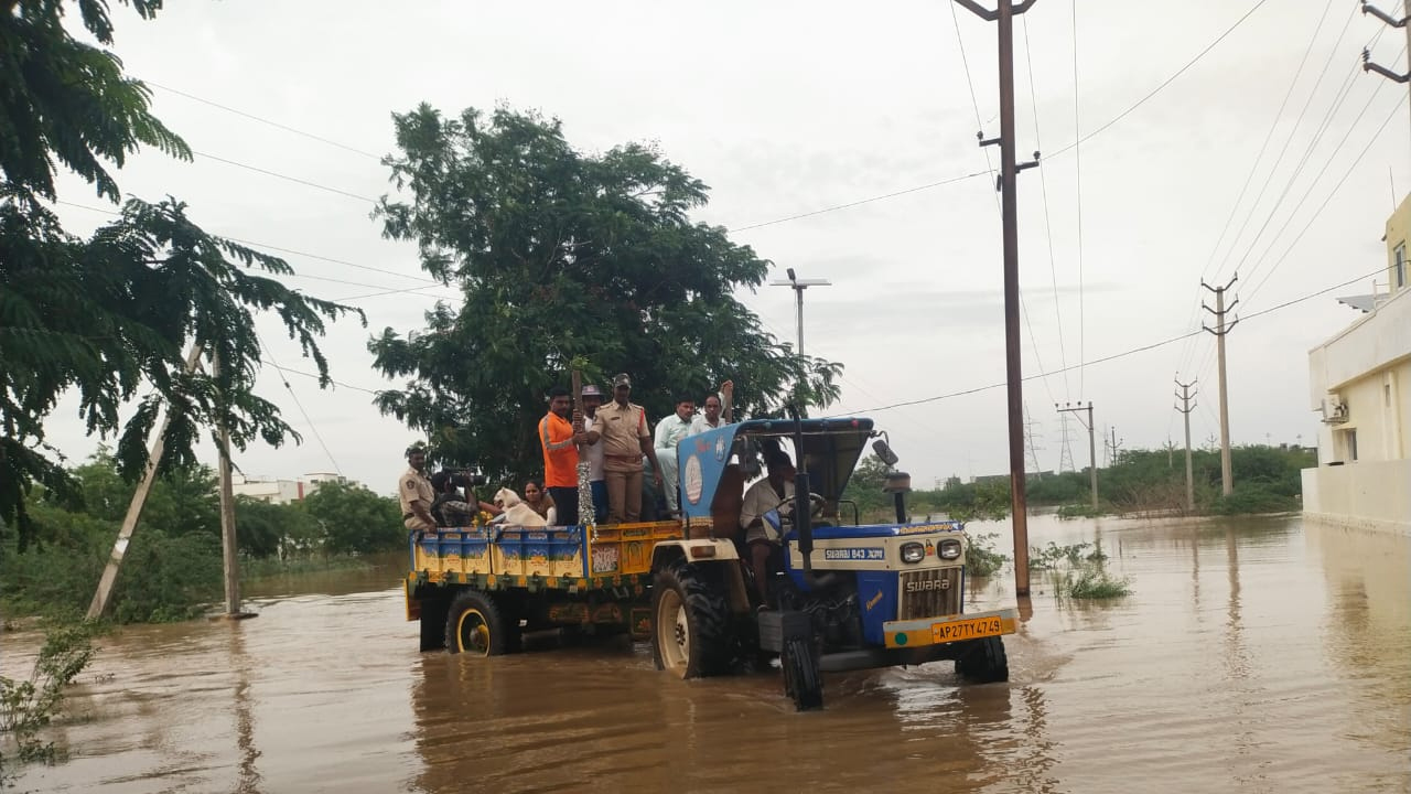 Cyclone Montha: జల దిగ్బంధంలో ఒంగోలు