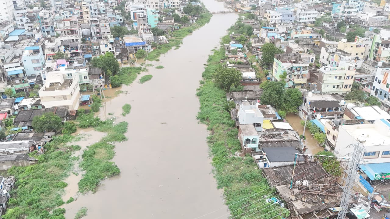 Cyclone Montha: జల దిగ్బంధంలో ఒంగోలు