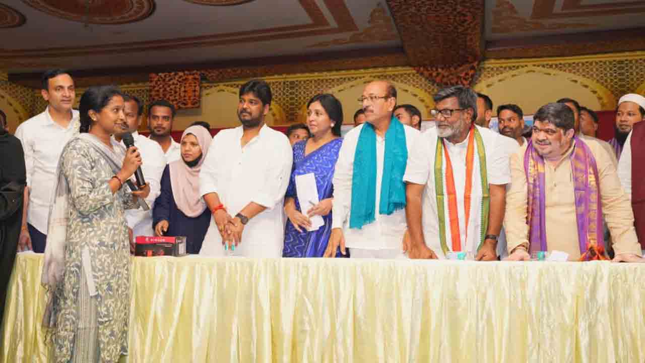 Minister Ponnam Prabhakar: జూబ్లీహిల్స్ నియోజకవర్గంలో కుట్టు మిషన్ల పంపిణీ చేసిన మంత్రి పొన్నం ప్రభాకర్