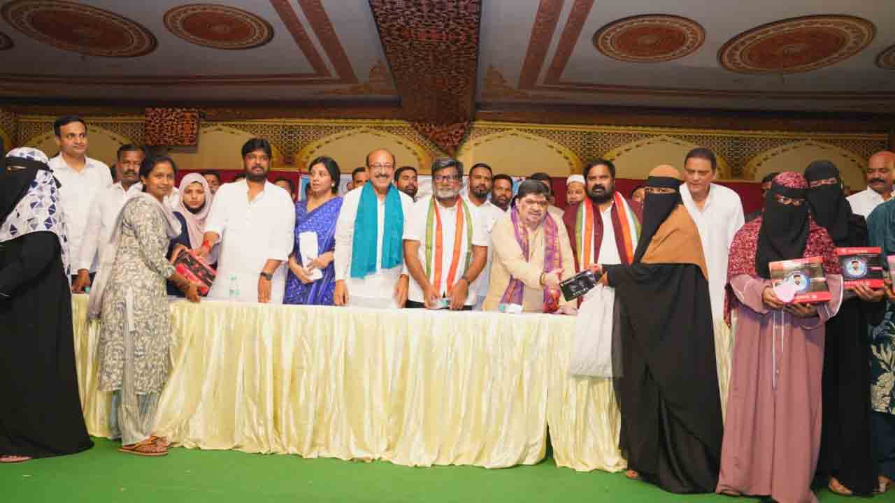 Minister Ponnam Prabhakar: జూబ్లీహిల్స్ నియోజకవర్గంలో కుట్టు మిషన్ల పంపిణీ చేసిన మంత్రి పొన్నం ప్రభాకర్