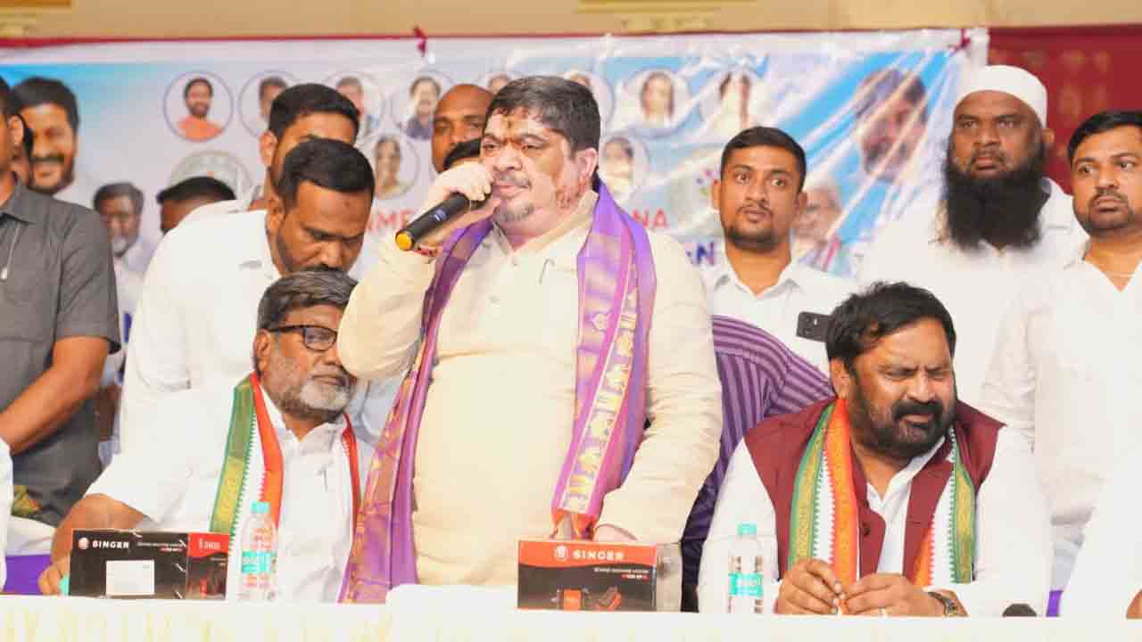 Minister Ponnam Prabhakar: జూబ్లీహిల్స్ నియోజకవర్గంలో కుట్టు మిషన్ల పంపిణీ చేసిన మంత్రి పొన్నం ప్రభాకర్