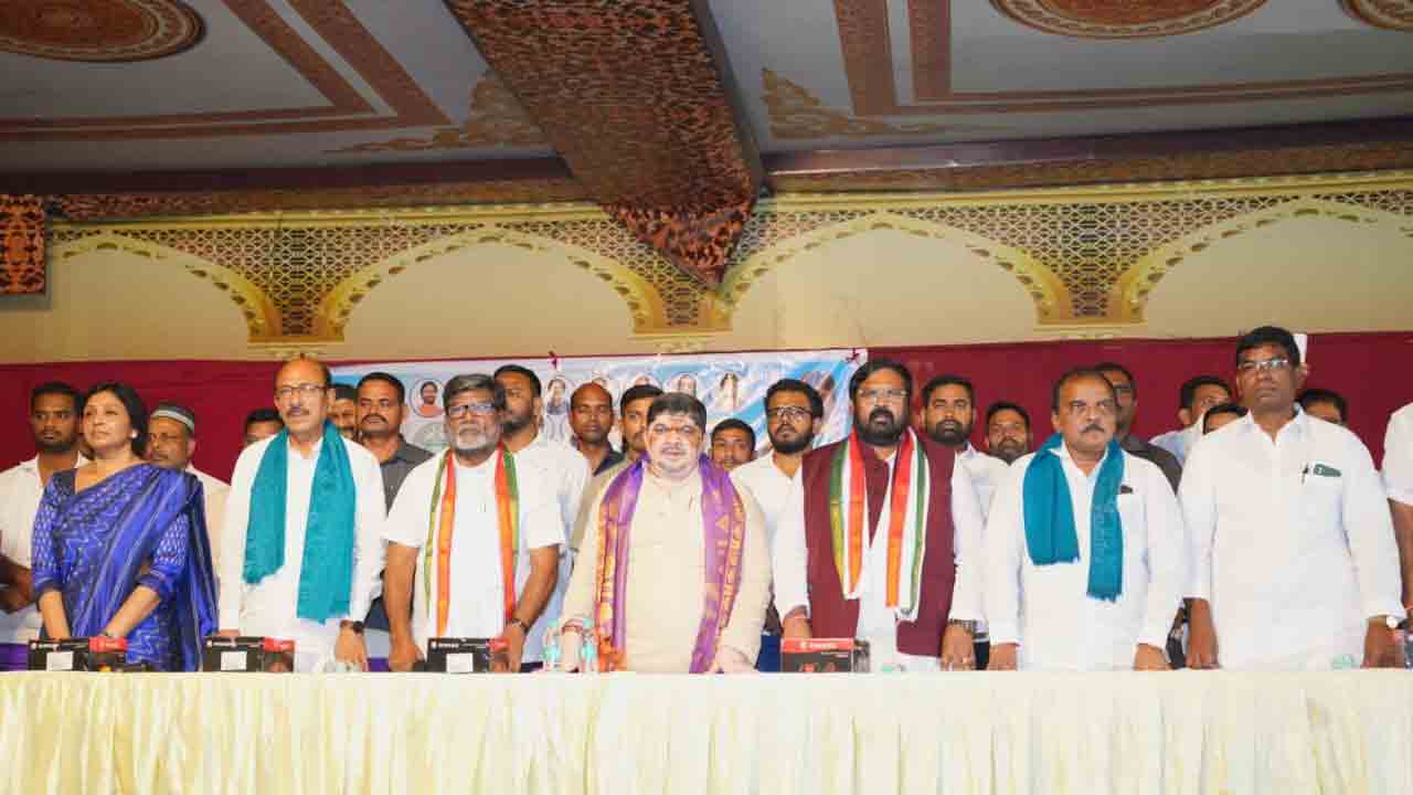 Minister Ponnam Prabhakar: జూబ్లీహిల్స్ నియోజకవర్గంలో కుట్టు మిషన్ల పంపిణీ చేసిన మంత్రి పొన్నం ప్రభాకర్