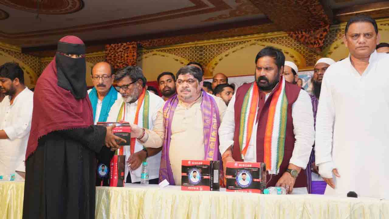 Minister Ponnam Prabhakar: జూబ్లీహిల్స్ నియోజకవర్గంలో కుట్టు మిషన్ల పంపిణీ చేసిన మంత్రి పొన్నం ప్రభాకర్