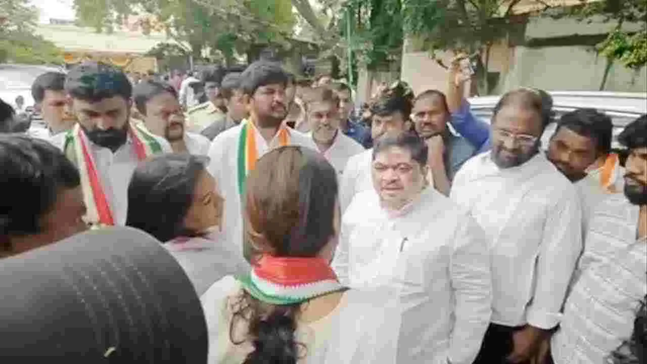 Ponnam Prabhakars Shocking Comments: సునీతను అడ్డుకోండి.. వైరల్‌గా మారిన పొన్నం వీడియో..