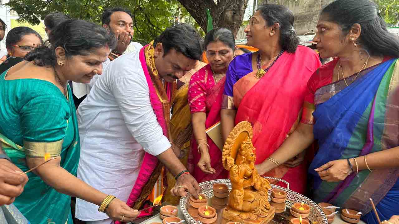 దీపావళి సందర్భంగా బీజేపీ ఆధ్యర్యంలో తిరుపతిలో మట్టి ప్రమిదల పంపిణీ