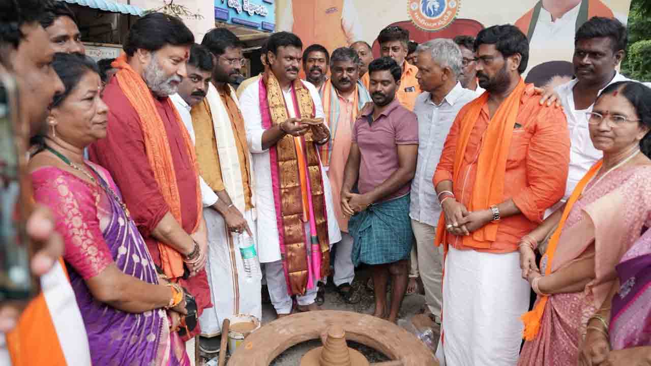 దీపావళి సందర్భంగా బీజేపీ ఆధ్యర్యంలో తిరుపతిలో మట్టి ప్రమిదల పంపిణీ