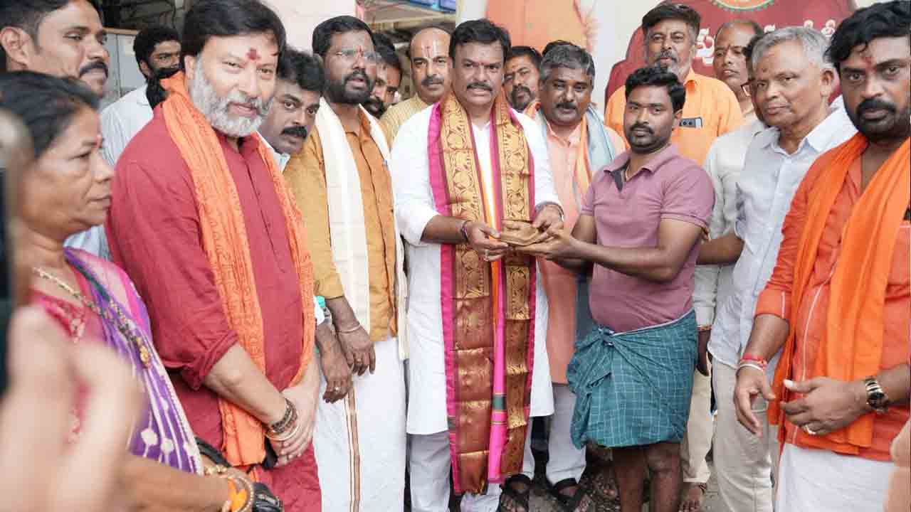 దీపావళి సందర్భంగా బీజేపీ ఆధ్యర్యంలో తిరుపతిలో మట్టి ప్రమిదల పంపిణీ