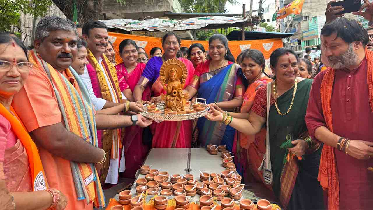 దీపావళి సందర్భంగా బీజేపీ ఆధ్యర్యంలో తిరుపతిలో మట్టి ప్రమిదల పంపిణీ